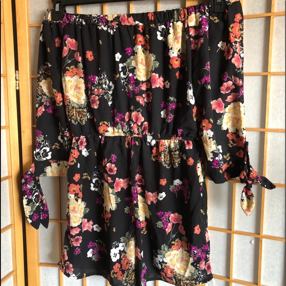 Off the shoulder romper shorts floral black S cute